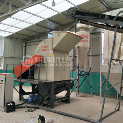 中型鋸末粉碎機現場3-5噸每小時鋸末粉碎機