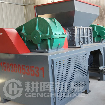 1000型撕碎機(jī)現(xiàn)場(chǎng)1米剪切式粉碎機(jī)