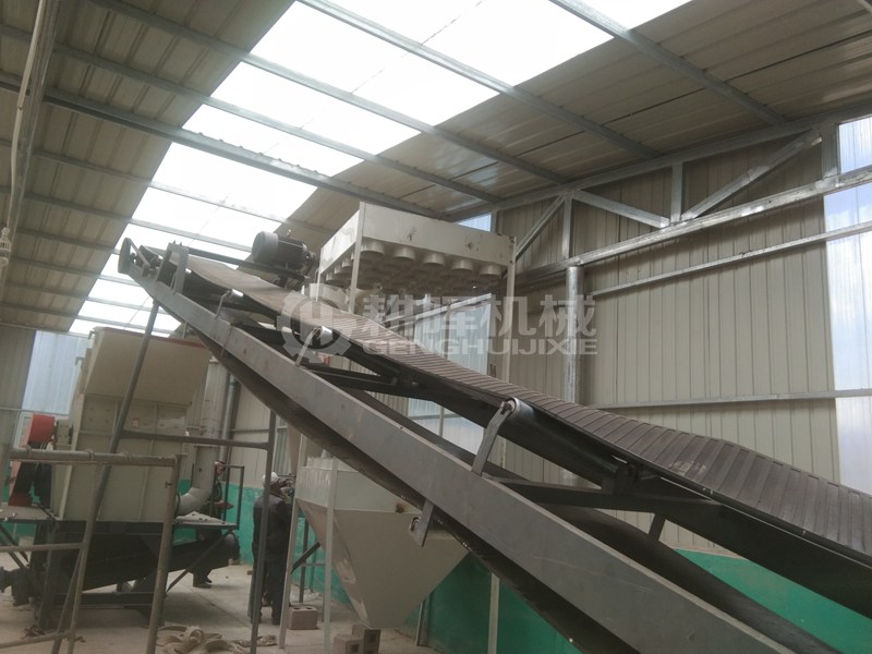 中型粉碎機(jī)現(xiàn)場(chǎng)