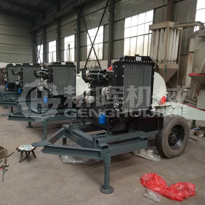 移動(dòng)柴油木頭切片機(jī)移動(dòng)燒油的木頭切片機(jī)