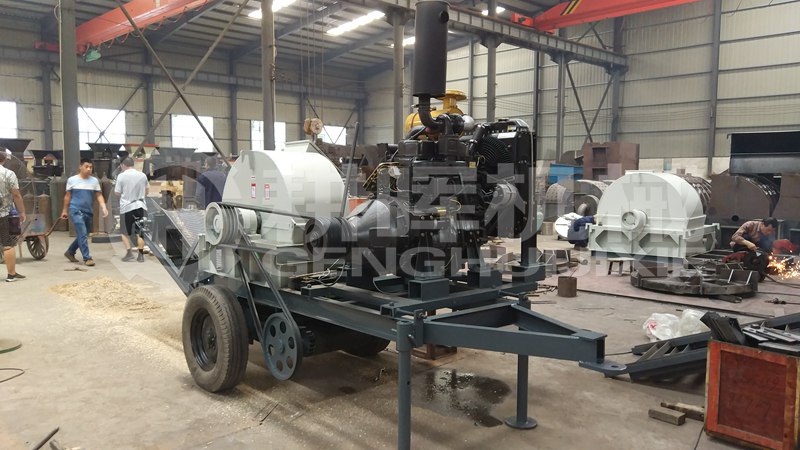 移動柴油帶輸送機(jī)的菇木粉碎機(jī)GH1000移動柴油自 移動柴油帶輸送機(jī)的菇木粉碎機(jī)GH1000移動柴油自