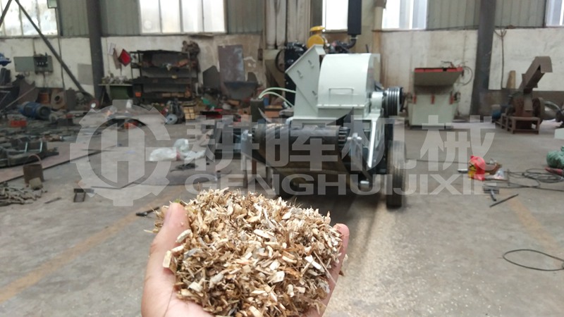 移動柴油帶輸送機(jī)的菇木粉碎機(jī)GH1000移動柴油自 移動柴油帶輸送機(jī)的菇木粉碎機(jī)GH1000移動柴油自