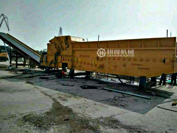 大型木板破碎機抓機上料木板破碎機鏟車喂料木