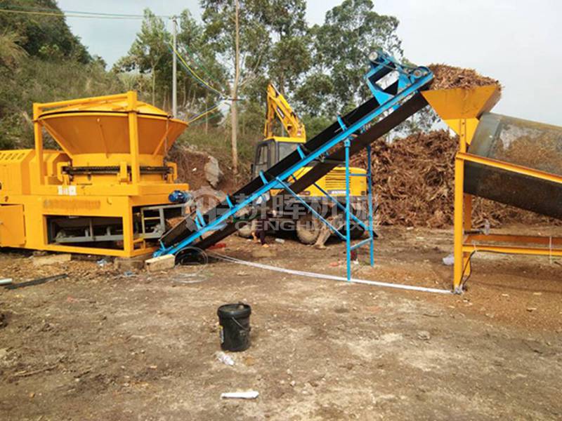 圓盤樹根粉碎機現(xiàn)場