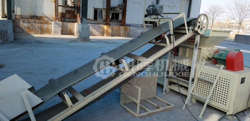 小型撕碎機(jī)現(xiàn)場(chǎng)小型剪碎機(jī)現(xiàn)場(chǎng)