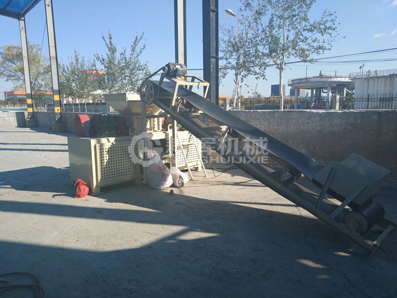 小型撕碎機現場小型剪碎機現場