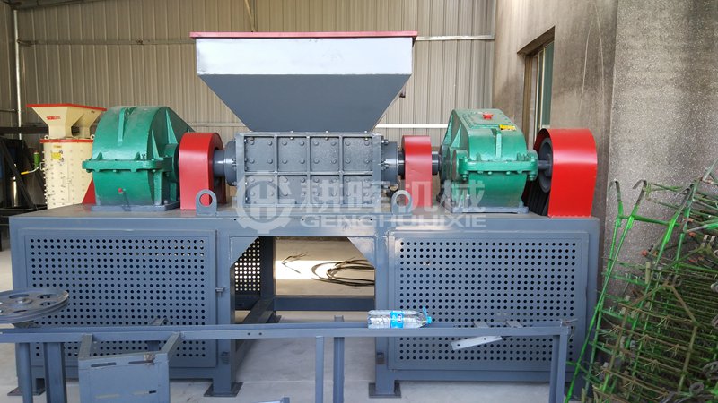 1000型撕碎機現場1米剪切式粉碎機