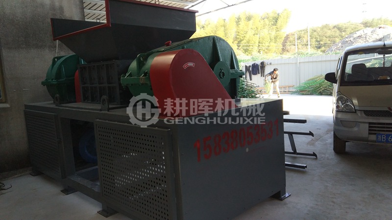 1000型撕碎機現場1米剪切式粉碎機