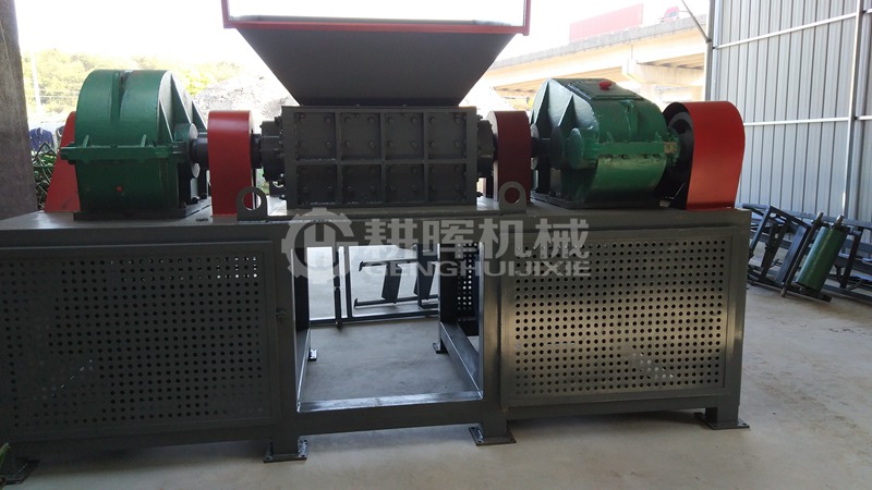 1000型撕碎機現場1米剪切式粉碎機